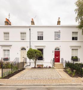 una casa blanca con una puerta roja en Old Palace Lane Richmond, en Richmond 25 fotos más