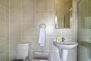 Un baño de #AlimamaSpaces Mpho's Greenlee 19 fotos más