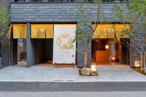 东京Hotel TOKI 季的带有标志的建筑物的前门