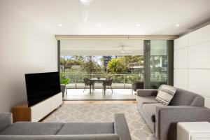 Μια τηλεόραση ή/και κέντρο ψυχαγωγίας στο Riverside Lux 2Bed 2Bath Parking