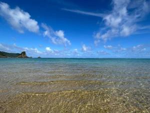Blick auf das Meer vom Strand in der Unterkunft Kayo BASE in Nago
