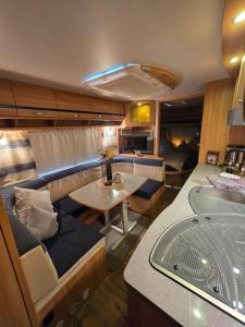 Posezení v ubytování Rosenzauber Luxux-Caravan 5 Sterne