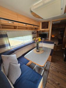 Posezení v ubytování Rosenzauber Luxux-Caravan 5 Sterne