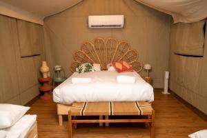 a bedroom with a bed in a tent at Ortal Glamping in Ortal