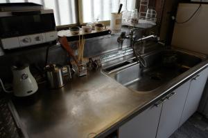 Una encimera de cocina con fregadero y microondas. en Umi to Nishi - Vacation STAY 26089v, en Saitsuno