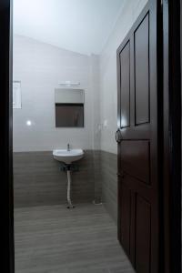 Koupelna v ubytování Karur Homes