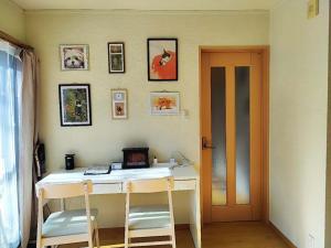 ein Zimmer mit einem Schreibtisch und einem Computer darauf in der Unterkunft Biwako Hills - Vacation STAY 57199v in Takashima