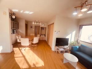 ein Wohnzimmer mit einem blauen Sofa und einem Tisch in der Unterkunft Biwako Hills - Vacation STAY 57199v in Takashima