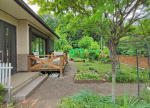 eine Veranda mit einer Bank und einem Garten in der Unterkunft Biwako Hills - Vacation STAY 57199v in Takashima