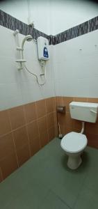 un baño con inodoro y lavabo en E657 SERi TERUNTUM, en Kuantan