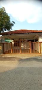 una casa con una puerta de madera delante de ella en E657 SERi TERUNTUM, en Kuantan