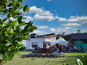 宫古岛HOTEL LOCAL BASE＜Miyakojima＞ - Vacation STAY 27035v的一群站在白色建筑外的人