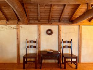 ObuseにあるThe Bath & Bed Obuse - Vacation STAY 15924の椅子2脚、テーブル1台(ボウル付)