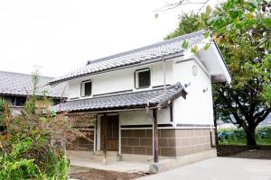 ObuseにあるThe Bath & Bed Obuse - Vacation STAY 15924の黒屋根の古白い家