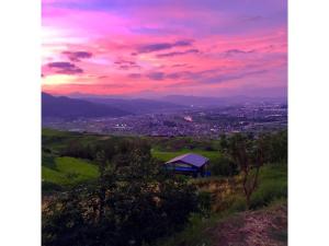 una puesta de sol de una ciudad desde una colina en Obasute Guesthouse Nakaraya - Vacation STAY 31596v, en Chikuma