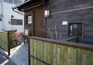 鎌倉市にあるIORI - Vacation STAY 36230vの塀とポーチのある木造家屋