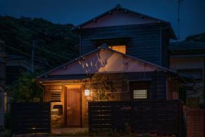 鎌倉市にあるIORI - Vacation STAY 36230vの明かりのドアが前にある家