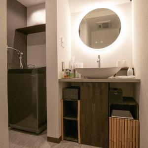 鎌倉市にあるIORI - Vacation STAY 36230vの洗面台と鏡のあるバスルーム