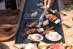 糸島市にあるitotoi - Vacation STAY 15884の様々な種類のグリル料理