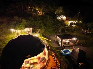 Kemudahan BBQ tersedia untuk tetamu di perkhemahan ini