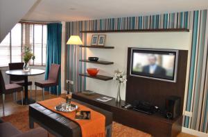 uma sala de estar com um sofá e uma televisão em Dreamhouse Apartments Glasgow West End em Glasgow