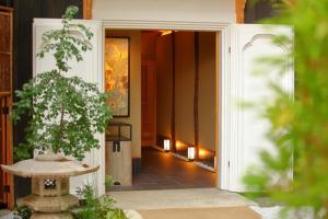 una porta aperta a un corridoio con una pianta in vaso di Sanjobo Sanso - Vacation STAY 39863v a Kyoto Altre 2 foto
