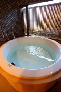 e bagno con vasca riempita d'acqua. di Sanjobo Sanso - Vacation STAY 39863v a Kyoto