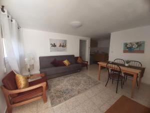 Posezení v ubytování Noam Hamargalit