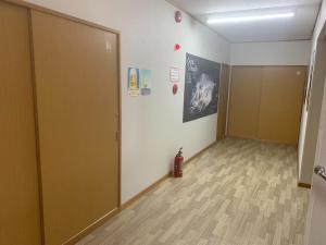 un pasillo vacío con una boca de incendios en una habitación en MEGA Shakotan base - Vacation STAY 56583v, en Notsuka