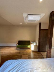 洲本市にあるetoile inn sumoto - Vacation STAY 49252vのベッドルーム(ベッド1台、天窓付)