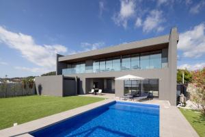 ein Haus mit einem Swimmingpool davor in der Unterkunft GIFTHOUSE Tateyama Nagokaigan - Vacation STAY 16008 in Tateyama