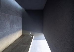 ein Raum mit einer schwarzen Wand und einem Waschbecken in der Unterkunft GIFTHOUSE Tateyama Nagokaigan - Vacation STAY 16008 in Tateyama + 23 Fotos
