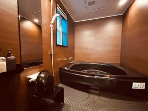 OnsensōにあるHAKONE DOMA - Vacation STAY 50247vのバスルーム(黒いバスタブ、シンク付) +87枚の写真