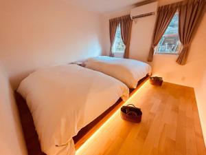 OnsensōにあるHAKONE DOMA - Vacation STAY 50247vのベッドルーム1室(ベッド2台付)が備わります。