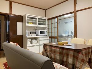 TakaikeにあるObachanchi - Vacation STAY 56999vのテーブルとキッチンのあるリビングルーム
