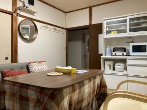 TakaikeにあるObachanchi - Vacation STAY 56999vのテーブルとキッチンのあるリビングルーム +28枚の写真