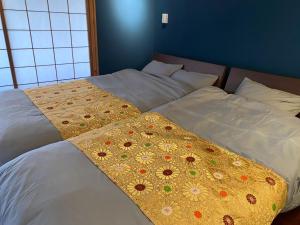 two beds sitting next to each other with a blanket at Shikoku no minami - Vacation STAY 49277v in Shishikui