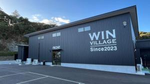 un bâtiment avec une enseigne sur le côté dans l'établissement Sasebo - Cottage - Vacation STAY 56014v, à Sasebo