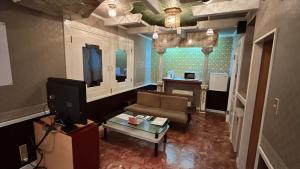 un salon avec un canapé et une télévision dans l'établissement Sasebo - Cottage - Vacation STAY 56014v, à Sasebo 3 autres photos