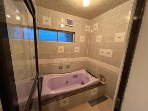 une baignoire dans une salle de bain avec une fenêtre dans l'établissement Sasebo - Cottage - Vacation STAY 56014v, à Sasebo