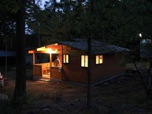 恵那市にあるIiji Tent Mura - Camp - Vacation STAY 76593vの小屋の玄関に立つ男