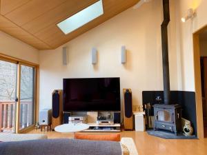 a living room with a large flat screen tv at Rental Villa Karuizawa Honors Hill - Vacation STAY 71491v in Oiwake