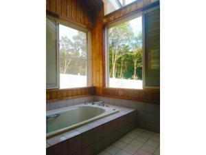ein Badezimmer mit einer Badewanne und zwei Fenstern in der Unterkunft Nasu Kogen Yamagoya - Vacation STAY 29353v in Shiozawa + 10 Fotos