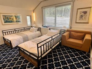 ein Schlafzimmer mit zwei Betten, einem Stuhl und einem Fenster in der Unterkunft Nasu Kogen Yamagoya - Vacation STAY 29353v in Shiozawa