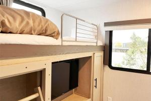 a bedroom with a bunk bed and a window at LUCY RESORT - Vacation STAY 77592v in Kamigō