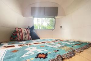 a bedroom with a bed with a colorful blanket on it at LUCY RESORT - Vacation STAY 77594v in Kamigō