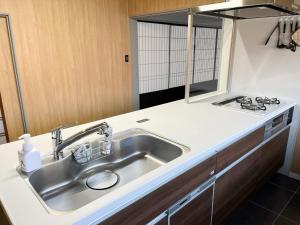 una encimera de cocina con fregadero en una cocina en Izumo no Oyado Naka Araki - Vacation STAY 82773v, en Izumo 15 fotos más