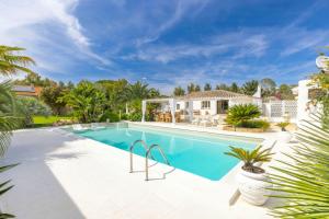 Πισίνα στο ή κοντά στο Luxury Seaside Villa Near Cagliari