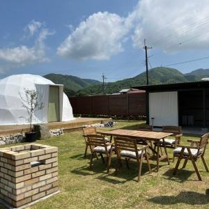 a picnic table and chairs in a yard with a yurt at OLUOLU GLAMPING - Vacation STAY 84744v in Hirota