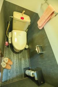 名古屋市にあるFushimi Yokkusu Building 10F - Vacation STAY 16301の部屋の中にトイレ付きのバスルームがある +11枚の写真